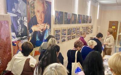 УЧАСТНИКИ XXIII ВСЕРОССИЙСКОГО ФОРУМА ПУБЛИЧНЫХ БИБЛИОТЕК РОССИИ «БИБЛИОКАРАВАН - 2025» ПОЗНАКОМИЛИСЬ С ЖИЗНБЮ И ТВОРЧЕСТВОМ ПОЭТА В.Ф. БОКОВА.