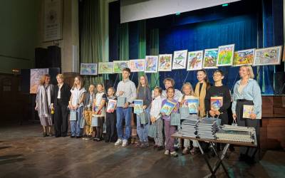 ЮНЫЕ ХУДОЖИКИ – ИЛЛЮСТРАТОРЫ ПОЛУЧИЛИ АВТОРСИЕ ЭКЗЕМПЛЯРЫ КНИГИ.